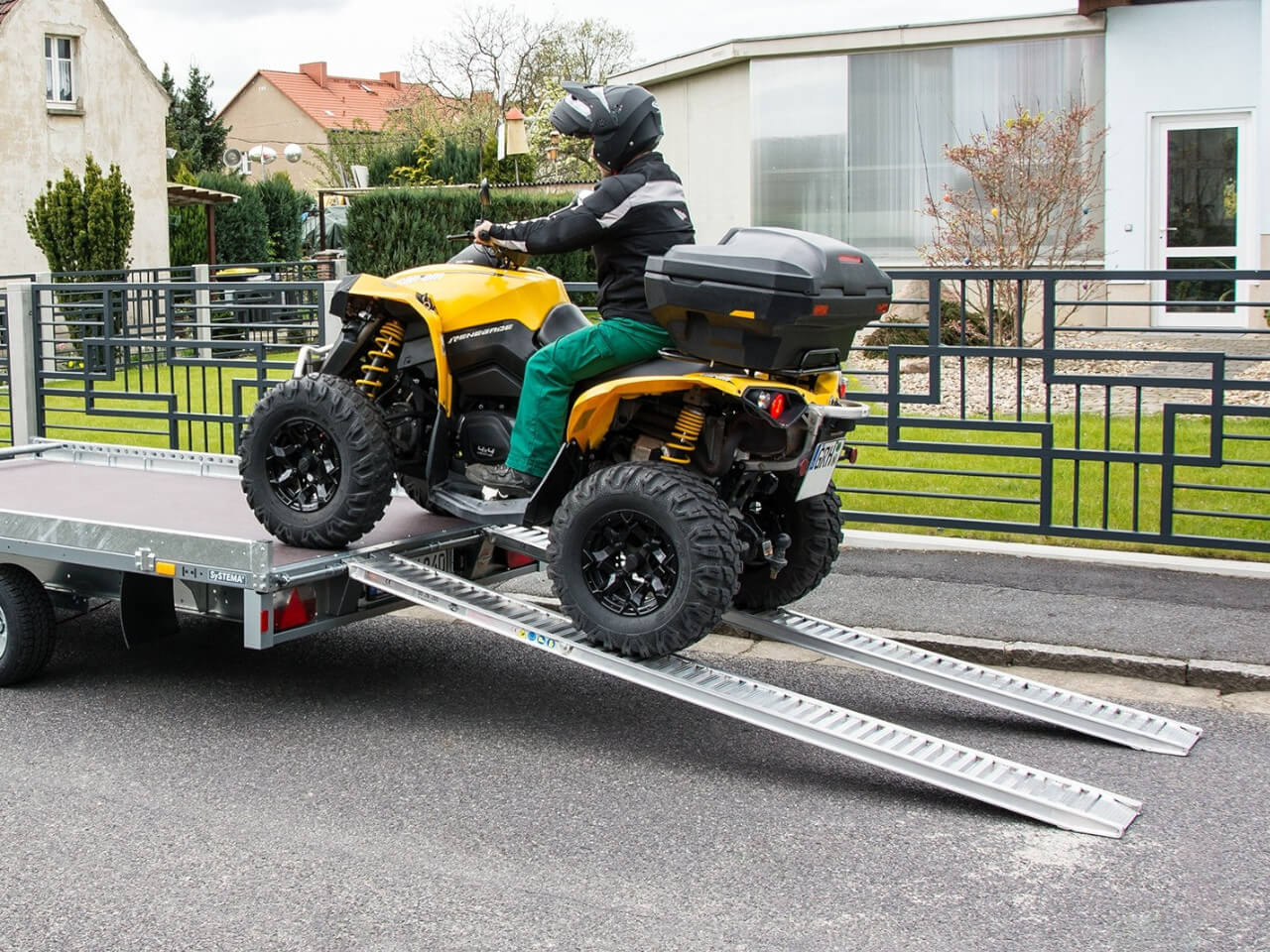 quad transport auf einen plattformanhaenger carrier xl