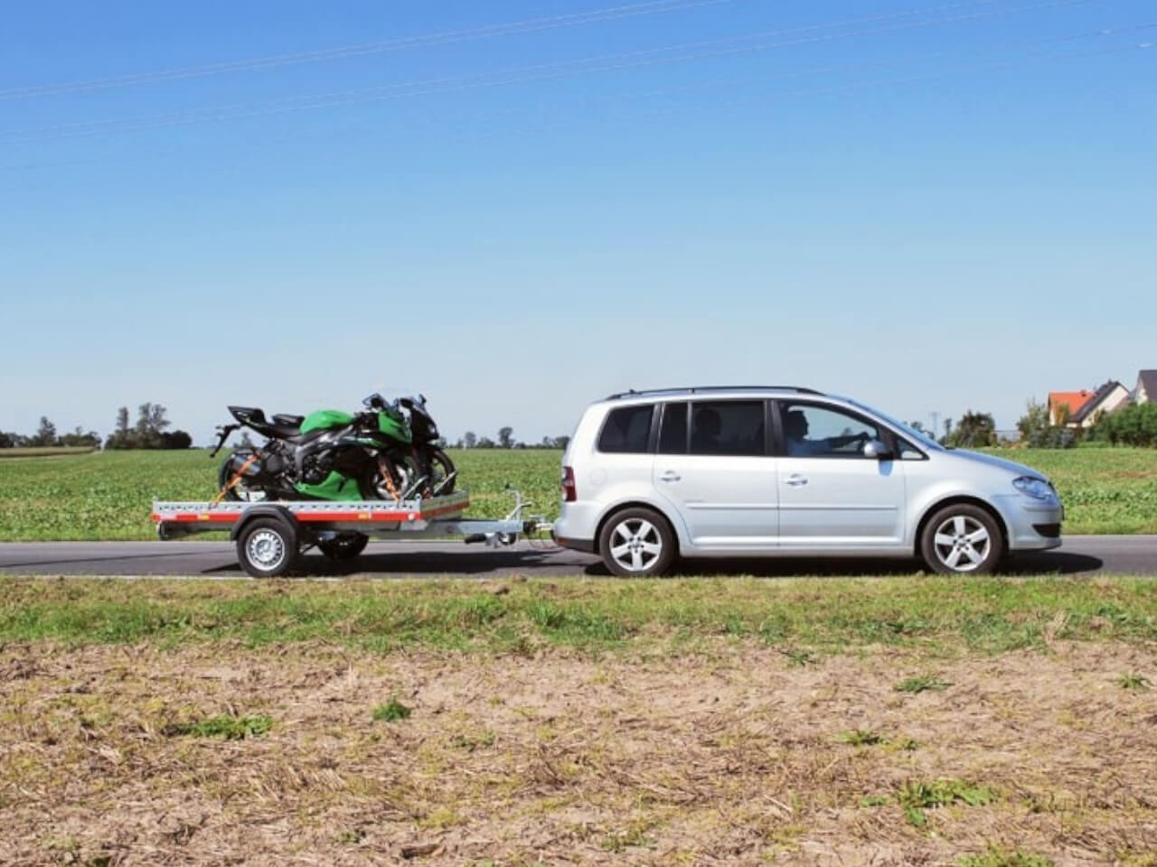 pkw motorradanhaenger gespann mit gebremsten anhaenger vorbereitet fuer 100 kmh