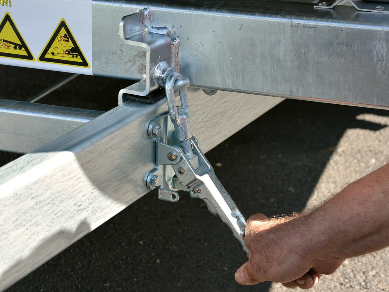 arretierung der ladeflaeche vom stema atour fahrzeugtransporter