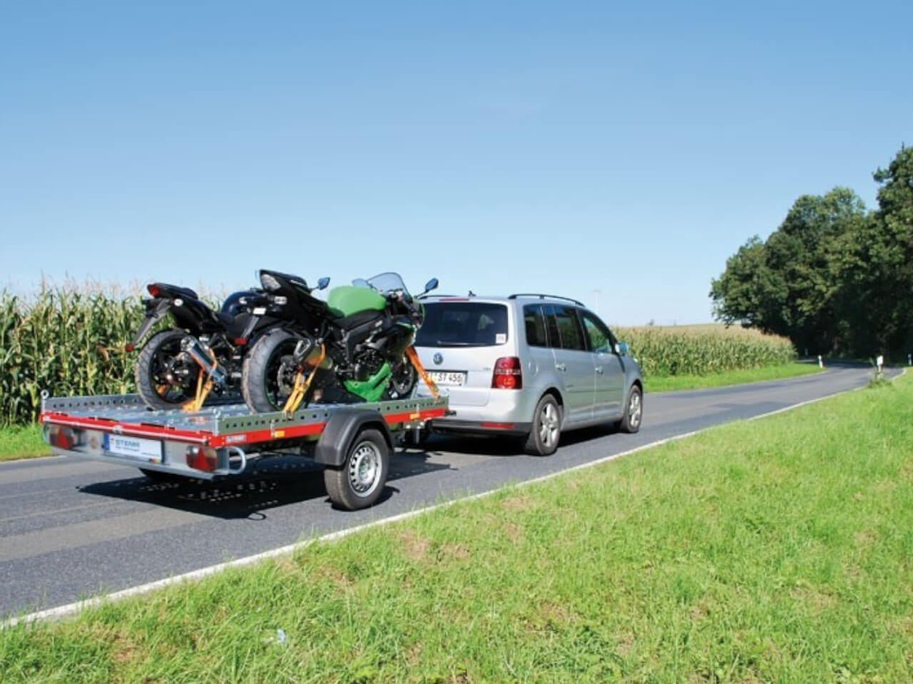 stema anhaenger fuer zwei motorraeder gekoppelt an einen pkw