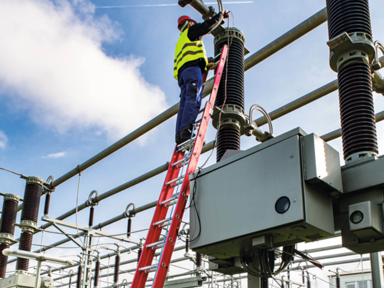 gfk-alu-schiebeleiter bis 1000 volt geprueft - gefertigt von munk guenzburger steigtechnik