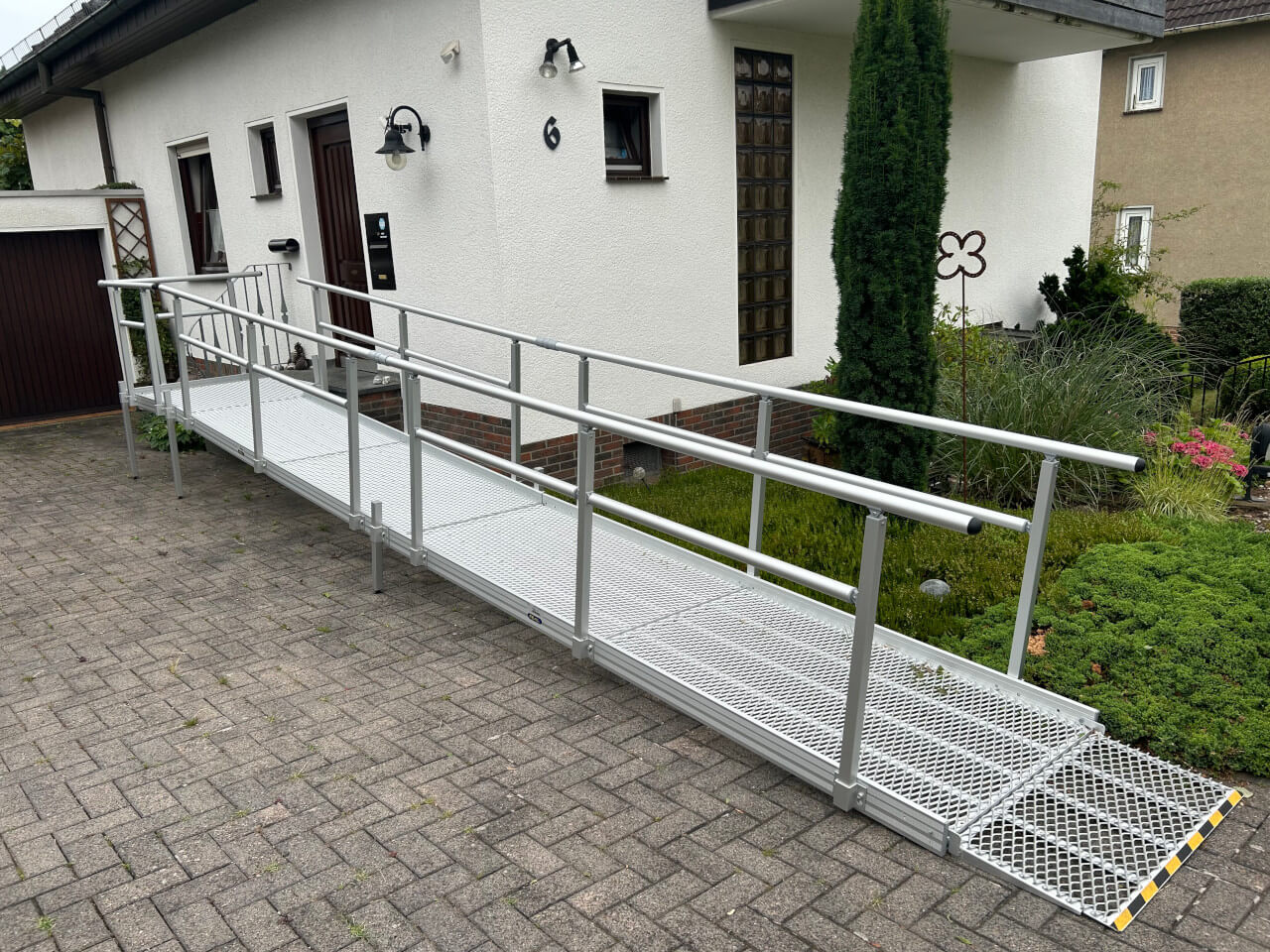 6 meter lange rollstuhlrampe r mit beidseitigen gelaender