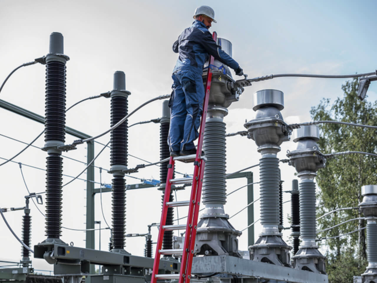 mann auf munk gfk-alu schiebeleiter - sicheres arbeiten in umgebungen  bis 1000 volt