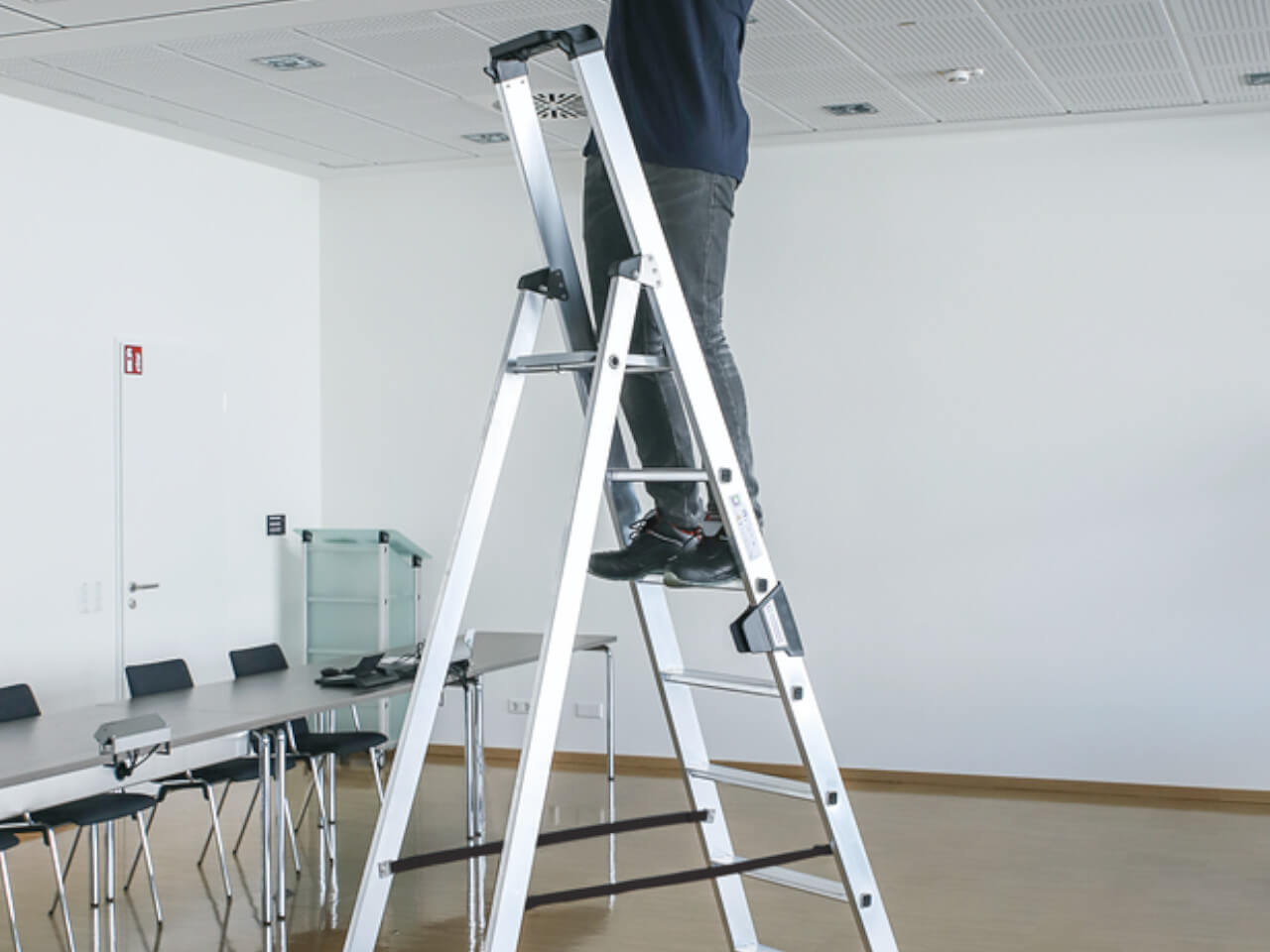 40108 person mit sicheren stand auf einer munk stufen-stehleiter